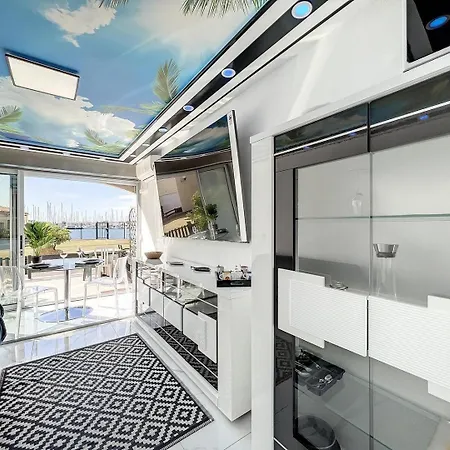 24 Tropic Deluxe Apartman *