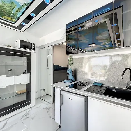 24 Tropic Deluxe Apartment